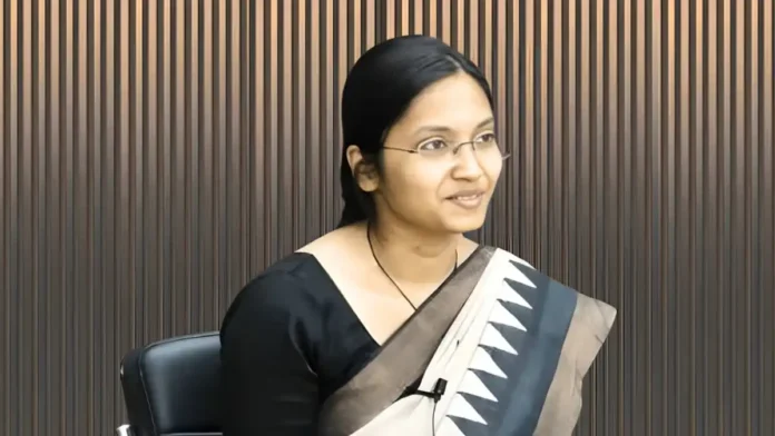 ayushi bansal ias